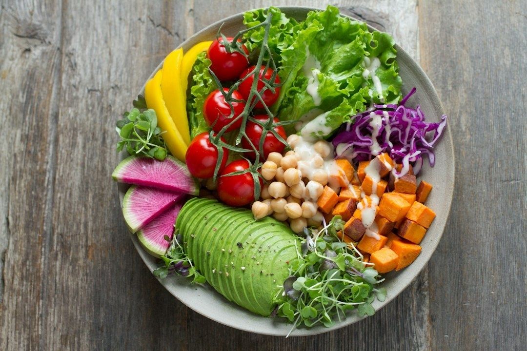 Färgstark fiberrik sallad med grönsaker, kikärter och avokado